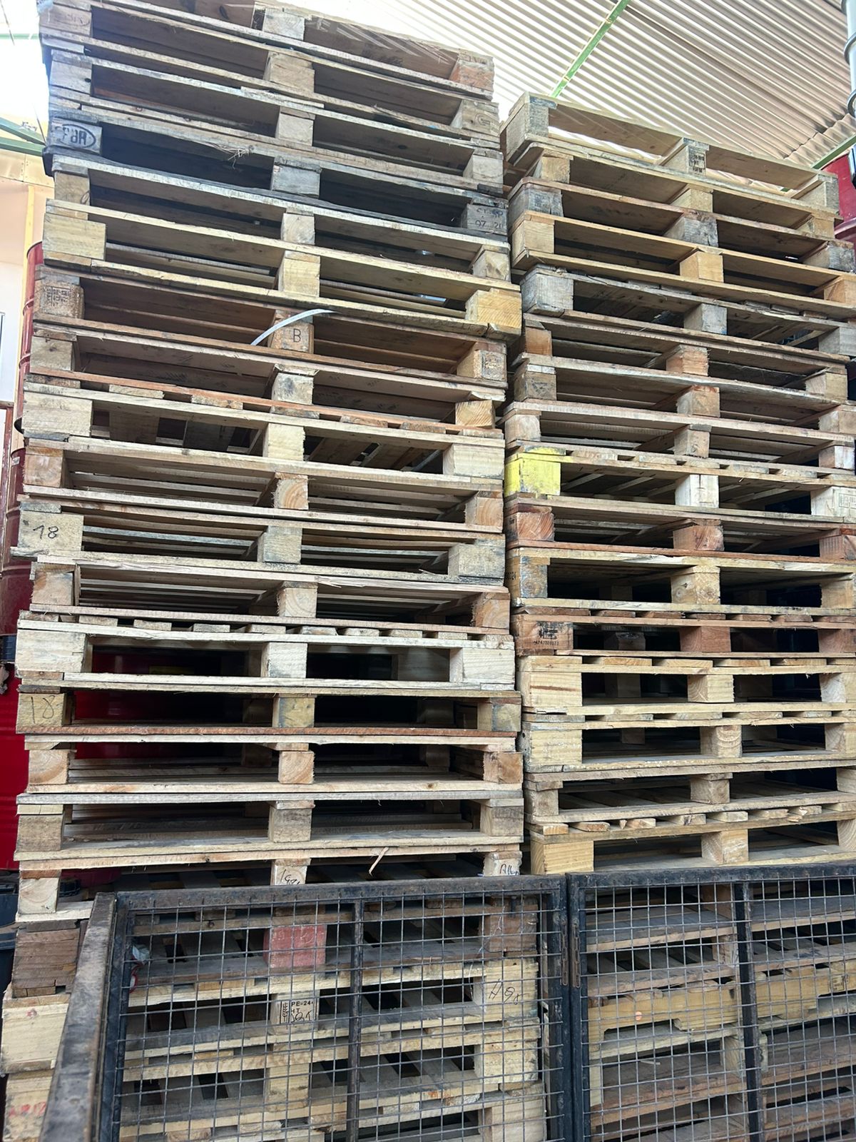 Parihuela de Madera Certificada para Almacenamiento y Logística