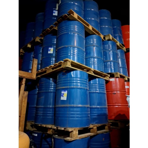 Bidones Metálicos Industriales de Color Azul y Rojo